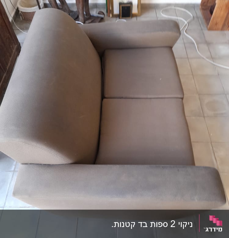 ספה חומה עם כתמים על הריפוד